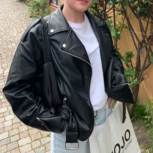 Skinnjacka Missguided - Skinnjacka i fejkläder från Missguided. Köpt via Nelly.com för ca 3 år sedan. OBS! Saknar skärp! ⚡️💕