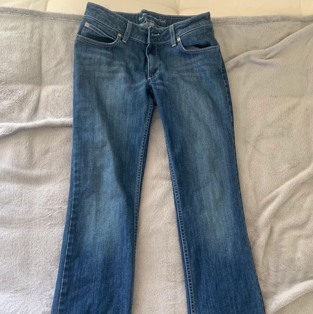 Säljer mina älskade low waist bootcut jeans från boomerang😍 dem är inte överdrivet bootcut i modellen men har klippt lite slits där nere för att dem skulle passa mer som jag ville (bild 3) passar 36. Jeans & Byxor.