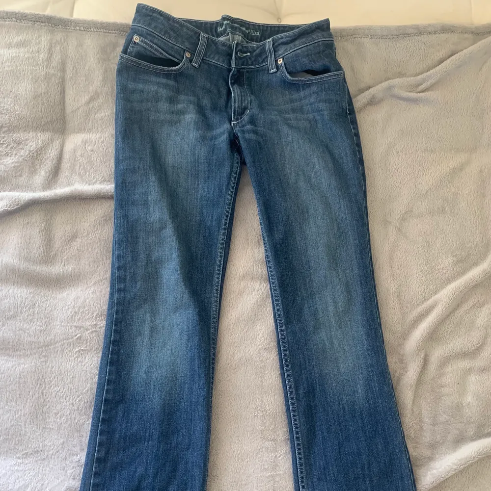Säljer mina älskade low waist bootcut jeans från boomerang😍 dem är straight leg/bootcut i modellen men har klippt lite slits där nere för att dem skulle passa mer som jag ville (bild 3) passar 36. Jeans & Byxor.