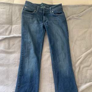 Säljer mina älskade low waist bootcut jeans från boomerang😍 dem är inte överdrivet bootcut i modellen men har klippt lite slits där nere för att dem skulle passa mer som jag ville (bild 3) passar 36