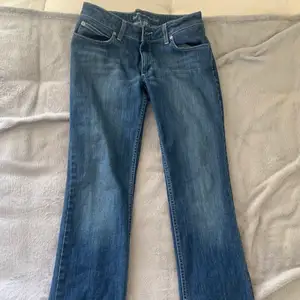 Säljer mina älskade low waist bootcut jeans från boomerang😍 dem är straight leg/bootcut i modellen men har klippt lite slits där nere för att dem skulle passa mer som jag ville (bild 3) passar 36