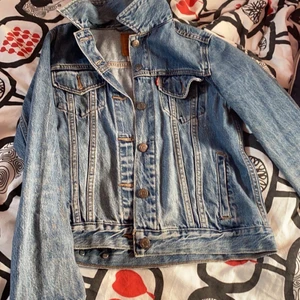Levis jeans jacka - Säljer en jeans jacka. Äkta Levis. Säljer pga att den är för liten. Bra skick & inte sönder alls. Fick på brösten & även fick där nere på jackan. Storle S men passar Xs oxå. Pris går att diskuteras & fler bilder finns! 