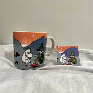 Mumin Arabia Limited edition  - Mumin Arabia mugg i Limited Edition designen ”in the mountains” som såldes i begränsad upplaga under 2021. Det kommer aldrig produceras eller säljas igen så passa på och lägg till den i din kollektion! I absolut nyskick med lappar och etiketter kvar. 700kr eller bud. 