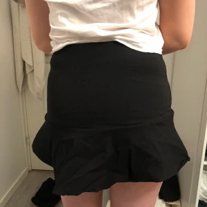 Svart kjol  -  säljer nu min svarta kjol i storlek XS från Zara💖💖 Superfin men tyvärr för liten för mig
