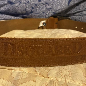Dsquared bälte läder - Ett dsquared bälte köpt i canasta för 3 år sen. Passar de mesta där e ett par hål. Sitter bra på mig är rätt smal i midjan.