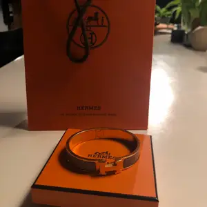 Säljer nu mitt Hermes armband i guld & beige eftersom att det inte riktigt kommer till användning för mig längre. Nypris 6500kr och säljer nu för 3700!