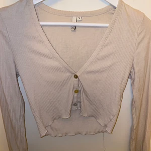 Söt kofta från nelly - Superfin kortare kofta, använd 1 gång endast. Från Nly trend. 