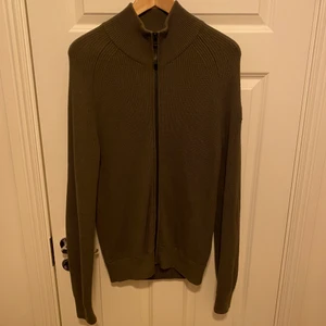 J. LINDEBERG KOFTA - En kofta från J.Lindeberg i storlek M. Nypris 1 600kr