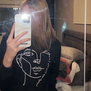 Hoodie, storlek S  - En svart hoodie med snyggt tryckt, lite tunnare i tyget men väldigt skön, använd ett flertal gånger så lite sliten. Pris kan diskuteras och frakt diskuteras vid intresse.