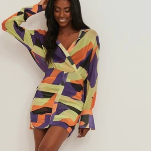 Färgglad klänning - ‼️INTRESSEKOLL‼️ Helt ny & slusåld klänningen från NA-KD med prislappar kvar. Köptes för bara någon vecka sedan, men blivit lite osäker om jag ska ha kvar då jag köpt fler klänningar nu.… Storlek 32, men passar mig jättebra som är 34 o sitter så fint på kroppen & är perfekt till sommaren då den är tunn i materialet. NYPRIS: 659. Säljer om jag får ett bra bud!💛