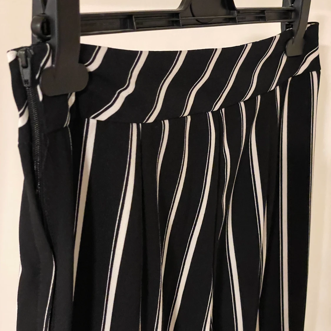 Cropped konstymbyxor randiga  - 90