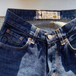 Säljer dessa superfina jeans, köpta på plick och tyvärr för små för mig. Crocker i mårkblått. Långa och riktigt jeans material! Osäker på storlek men vid frågor är det bara att höra av sig!💓💓 