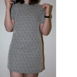 DIVIDED från H&M, fin mönstrad klänningen med stretchiga material. Storlek 34/S