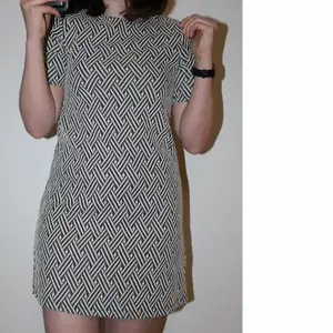 DIVIDED från H&M, fin mönstrad klänningen med stretchiga material. Storlek 34/S