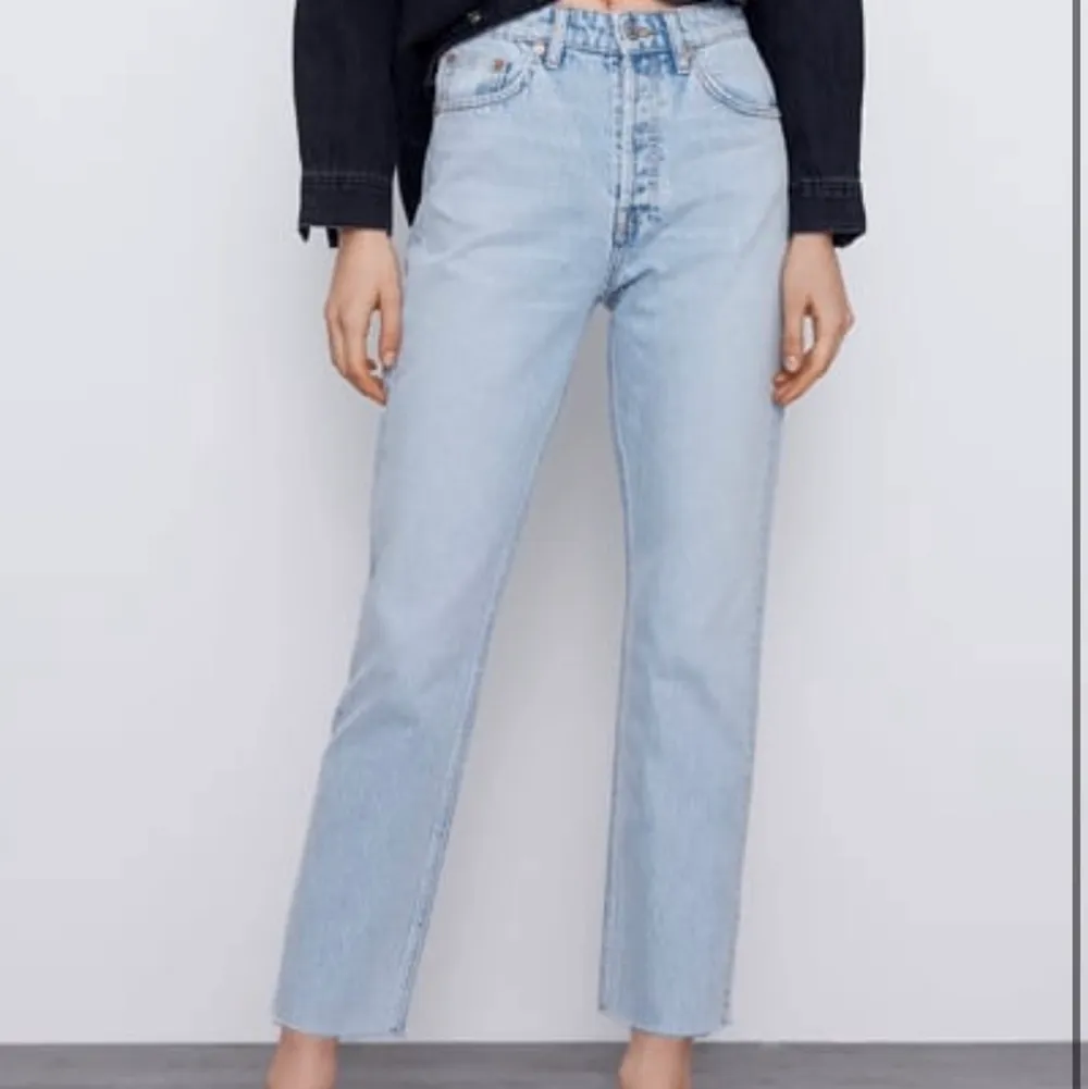 Ett par snygga jeans från zara som jag växt ur. I storlek 38 men vi alla vet hur Zaras storlekar är! Skitsnygg ljus tvätt nu till vår och sommar. Jag är ca 165 lång. Dina för 100 kr plus eventuell frakt 🌸💗 . Jeans & Byxor.