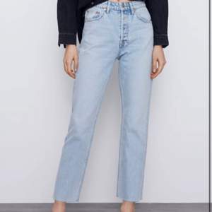 Ett par snygga jeans från zara som jag växt ur. I storlek 38 men vi alla vet hur Zaras storlekar är! Skitsnygg ljus tvätt nu till vår och sommar. Jag är ca 165 lång. Dina för 100 kr plus eventuell frakt 🌸💗 