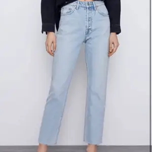Ett par snygga jeans från zara som jag växt ur. I storlek 38 men vi alla vet hur Zaras storlekar är! Skitsnygg ljus tvätt nu till vår och sommar. Jag är ca 165 lång. Dina för 100 kr plus eventuell frakt 🌸💗 
