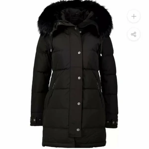 Hollis Jacka  - Hollis Subway jacka med äkta päls. Nypris 4998kr och i mycket gott skick! Använd sparsam i en säsong. I storlek 40. Öppen för bud 