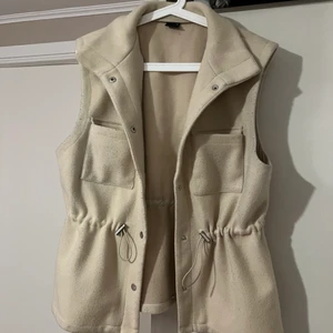Gina tricot väst - En fin väst från Gina tricot använts ett par gånger. Strl M