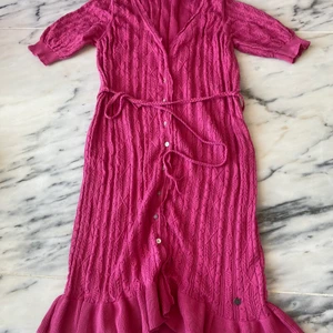 Oddmolly rosa klänning  - Använd endast 1 gång, den är i strl 36/S, säljes pga att jag inte har användning för den🥰