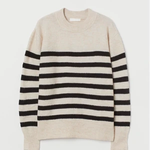 Randig tröja från hm - Säkjer denna jättefina tröja från hm. Den är ändå använd ett par gånger och tvättad cirka 4-5 gånger💕. Den köptes för 200kr men jag säljer den för 100kr💕