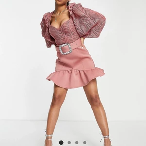 Rosa klänning strl 44 - En helt ny klänning som är oanvänd. Super fin i rosa. storlek 44.