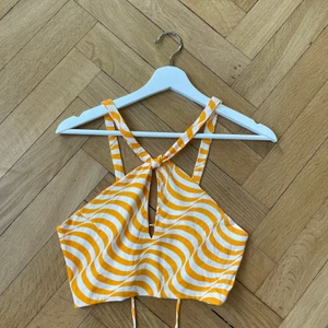 Topp från Zara - Somrig, mönstrad topp från zara, säljs då den tyvärr inte kommer till användning längre. Pris + frakt 