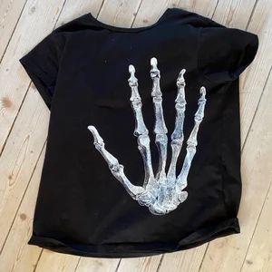 Emo tisha  - Cool tshirt m döskallehand på☠️