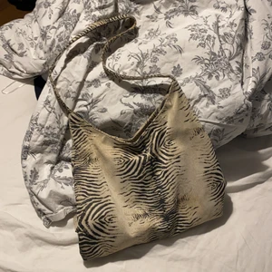 Zebra väska - Köpt secondhand och verkligen jättefin men säljer pga får inte nån användning och har för många väskor💋💋💋