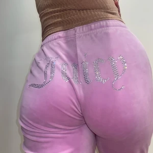 Juicy couture byxor - Jättesmjuka och fina juicy byxor i storlek S, eftersom de va lite stora passar de även strl M som jag vanligtvis använder. Färgen är verkligen så snygg men byxorna har aldrig riktigt kommit till användning. Byxorna har dragkedja vid fickorna och muff både vid midjan och på benen. ☺️ Köparen står alltid för frakten, fler bilder kan skickas om så önskas 💕