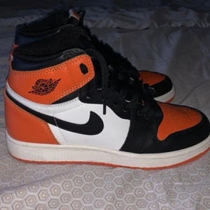 Jordans skor - Säljer mina jordans som jag har bara använt 1 gång. Skorna passar mig inte bra därför säljer jag dom. Passar perfekt till alla outfits och har super fin färg. Väldigt trendiga just nu!! 