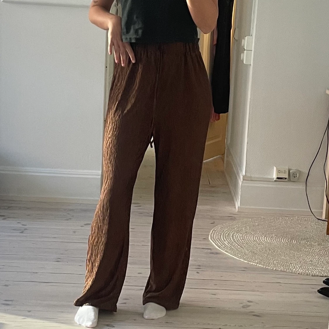 Bruna skimriga byxor