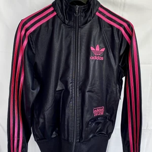 Adidas sweater - Adidaspink/black tröja med dragkedja, ”Chile62”. Storlek EU34. Riktigt snygg och skön med bra passform. Kan även skickas spårbart 66kr!