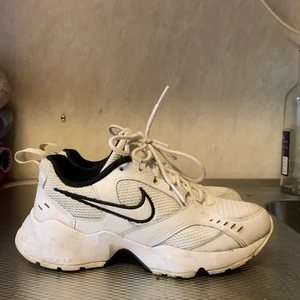 Nike sneakers - De är i relativit bra skick och är inte använda mycket. Säljer pga att de inte är min stil längre så de kommer inte till användning. Lite små i storleken skulle jag säga. Snarare en 37. 
