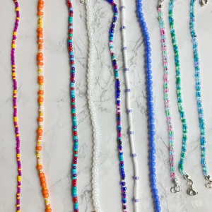 Halsband - 🌈Egengjorda halsband och armband. Gör custommade. Priser för halsband på bilden skiljer sig mellan 35 och 45kr. Berlocker, stjärnpärlor samt sötvattenspörla kostar extra. Dma vid frågor🌈 Frakt 12kr. KOLLA IN PROFIL FÖR FLER SAKER ELLER INSPIRATION😊
