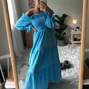 Världens drömmigaste klänning! - Säljer min finaste klänning då den tyvärr inte kommit till användning så mycket som jag velat :( som nu då den endast används en gång! Fin kvalitet som känns i plagget. Storlek 32 men skulle passa även en 34. Köpt för 600 kr!