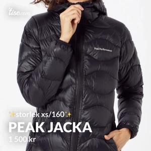 Peak performance jacka - Säljer min fina svarta Peak Performance jacka . Fick den förra året i julklapp , inte använd så mycket. Säljer pågrund av att den inte passar längre . Den är i storlek Xs men passar även S. Skriv för fler bilder