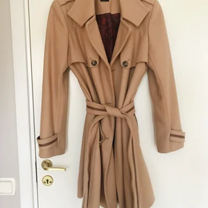 Oasis kappa stl L - Höst kappa från Oasis med mönstrat foder. En snygg kappa att ha till finmiddagen, festen eller varför inte lite pizzazz i vardagen 😉✨