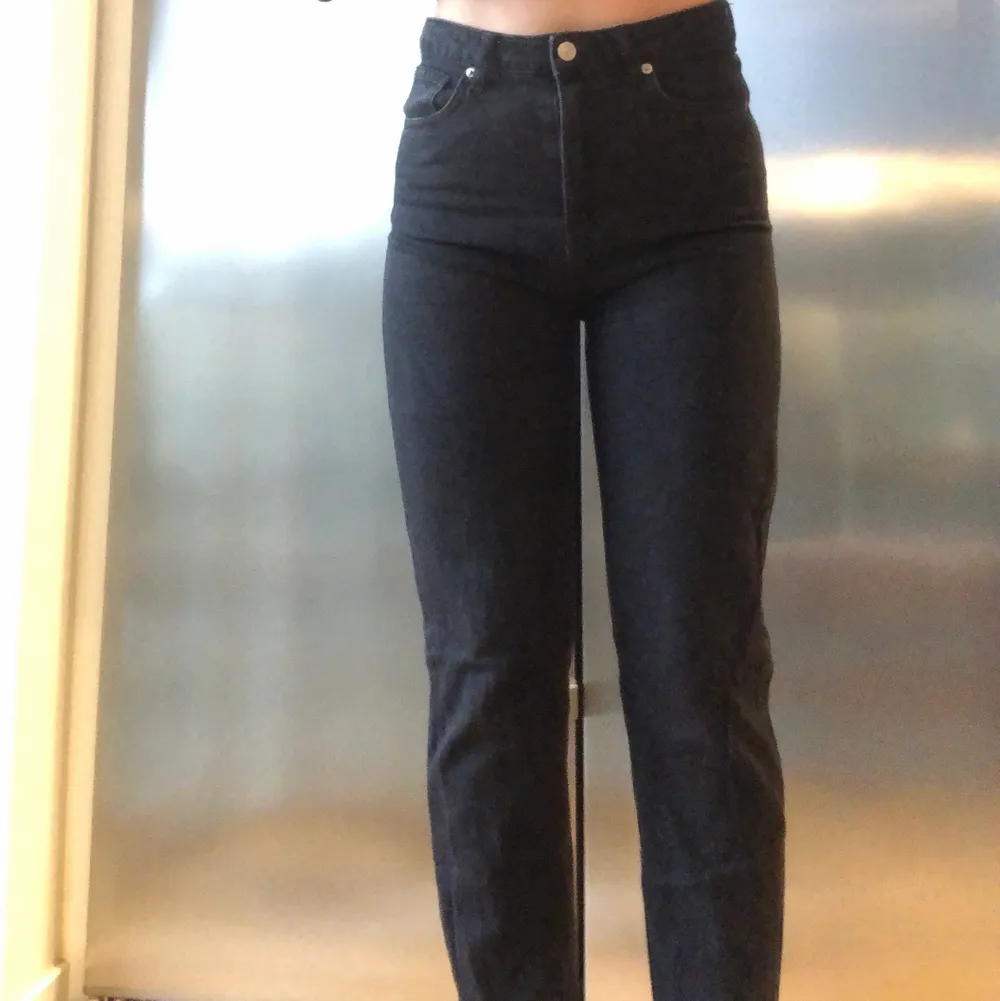 Svarta raka jeans från NA-KD med ”slitningar” längst ned. Är i storlek 38 men är inte så stretchiga. Har vanligtvis storlek 36. 200kr + frakt 💋. Jeans & Byxor.