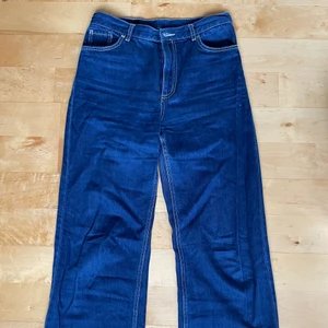 Jeans Monki - Jeans från Monki, använda ett par gånger men fortfarande i bra skick. Helt okej långa på mig som är 172 cm. Ganska stora i midjan för att vara medium