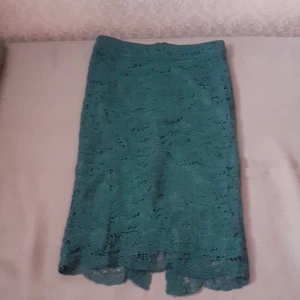 Grön tjol strl 34 - Säljer en grön tjol som är storlek 34 går på 12 åringar till 14 åringar väldigt snygg kan passa med en svart tröja!💞