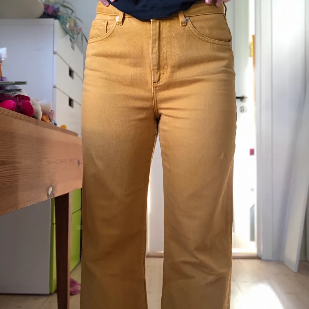 Sjukt härliga, gula,  jeans från monki i storlek 28. Endast använda ett fåtal gånger och i fint sick.  Nypris: 400 kr. Jeans & Byxor.