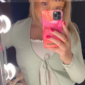 Kofta, tröja - Säljer denna skit snygga mintgröna (kofta) då jag inte använder den längre. Sparsamt använd, inga märken eller fläckar. Skriv privat om du har några fråger eller vill ha flera bilder💓💓📦💌