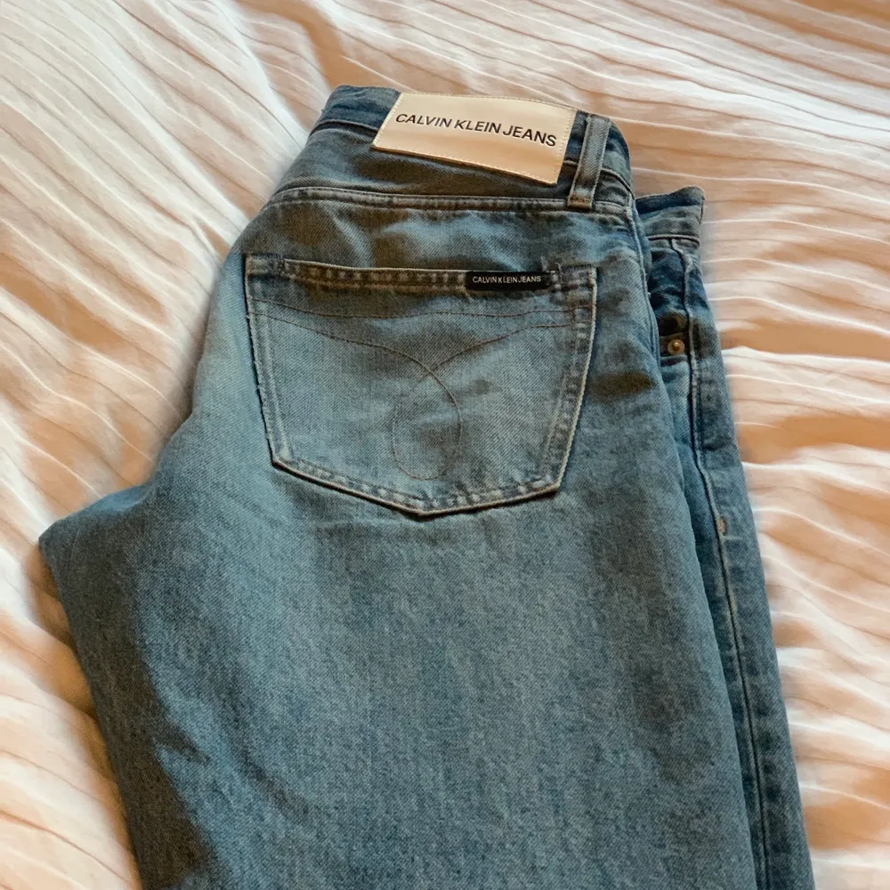 Tjena, säljer mina Calvin Klein straightlegged jeans som är i riktigt bra skick. De är inte slitna alls och storleken är W31 x L34. . Jeans & Byxor.