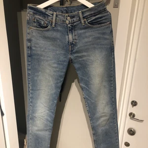 Levis 511 30/34  - Säljer ett par Levis 511:or i storlek 30/34. Använda ett fåtal gånger och i nyskick. Stretch i byxorna så väldigt sköna. Mötes upp i centrala Linköping eller så postas byxorna. Vid det senare alternativet står köparen för frakten. 