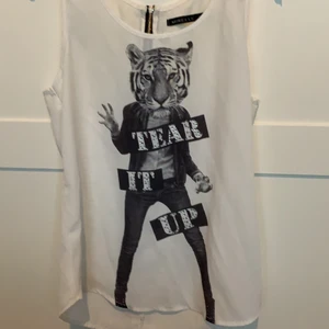 Svalt linne - Vitt linne från Mirelle i storlek S. Jättecool bild på och dragkedja på baksidan. 