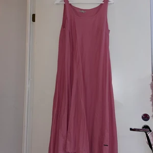 Klänning rabalder   - Mörkrosa klänning i Strlk L  Några nopprar annars ingen anmärkning  55% linne 45% bomull