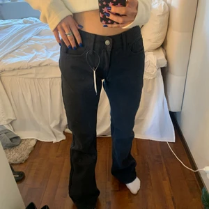 Lågmidjade svarta jeans, Brandy Melville - Lågmidjade svarta jeans från Brandy Mellville i storlek S. Ofta slutsålda men säljer p.g.a fel storlek. Därför helt oanvända med prislapp kvar. Säljer även likadana i vitt. 