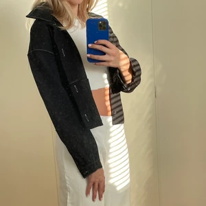 Skjorta - En svart kofta/skjorta med vita kostymsömmar, som är cropped. Köpt från Asos. Säljer för att det inte är riktigt min stil längre.