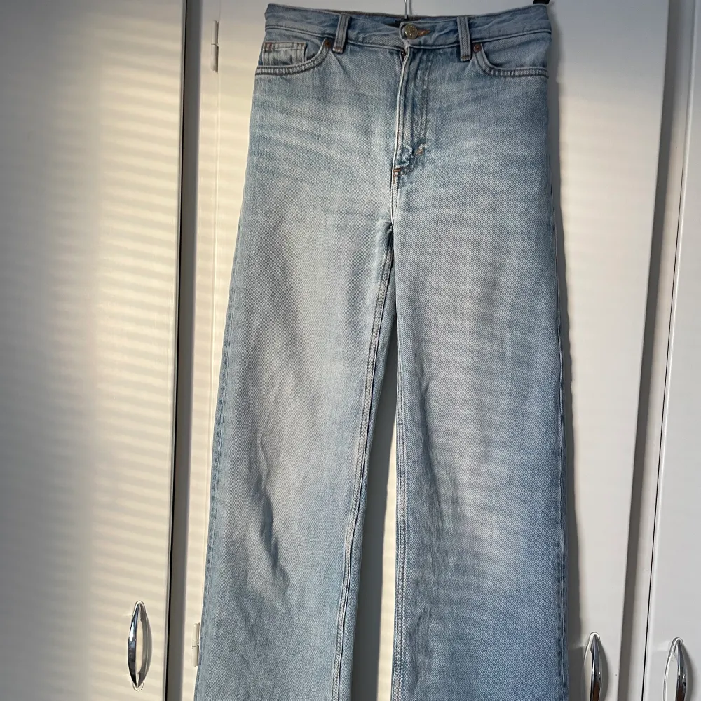 Tänkte sälja mina gamla jeans från monki, har sytt upp benen då de var lite för långa på mig men tycker nu när jag vuxit en del (jag är 164) att de är lite för korta. Kan mötas upp i Umeå, eller frakta. Du får stå för frakten. Går att pruta vid snabb affär.. Jeans & Byxor.